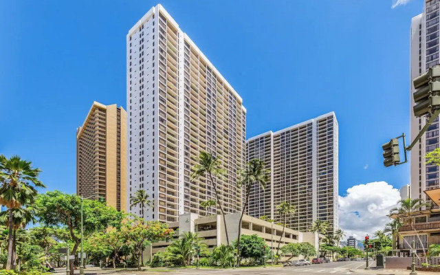 Waikiki Banyan 3409