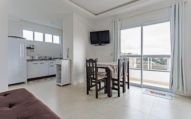 Apto com sacada a 10min praia do Santinho SBR402