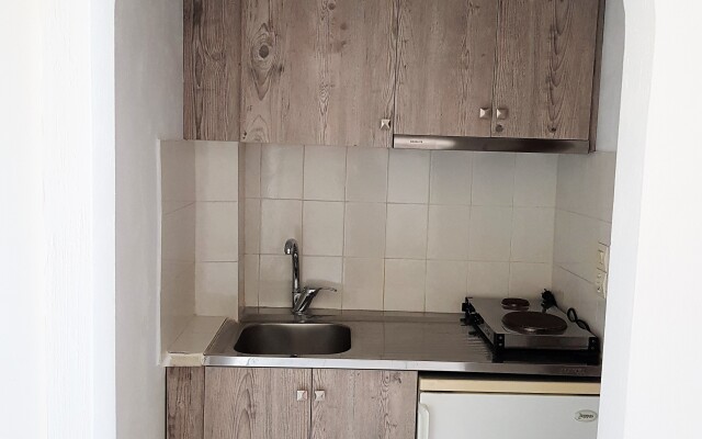 Petros Studios & Suites
