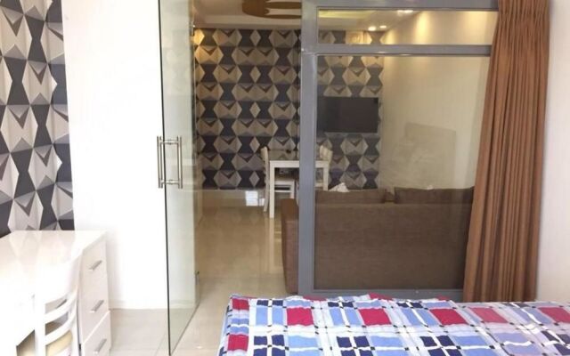 Smiley Apartment 8
