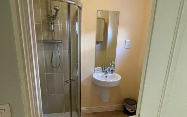 Holiday Home In Cardiff, Sleeps 8