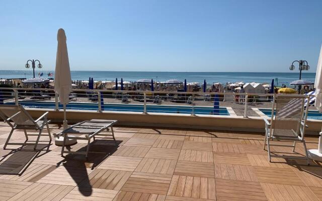 Sea view apartment with swimming pool