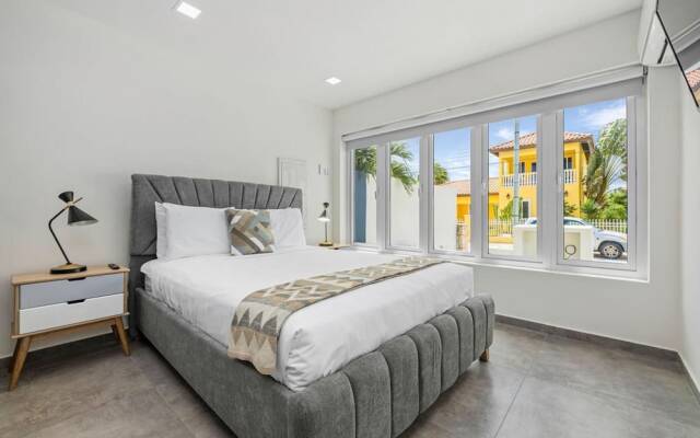 NEW 6 Bedroom Villa 2min Eagle Beach Palm Beach