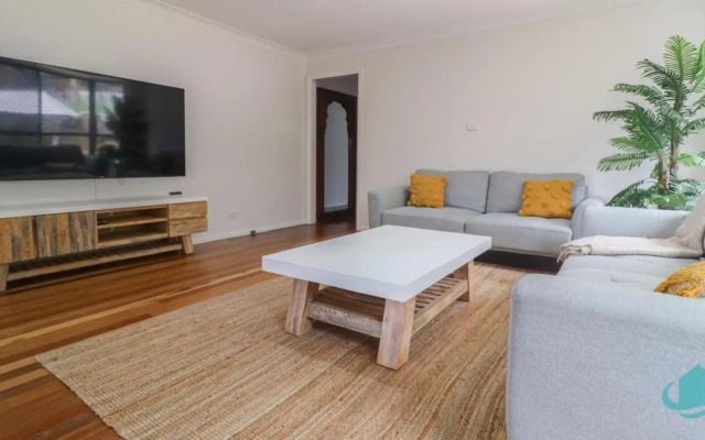 Splendour Hideaway - Luxury pool at Caves Beach