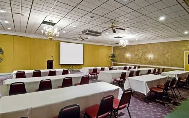 Americas Best Value Inn and Conference Center-Lima
