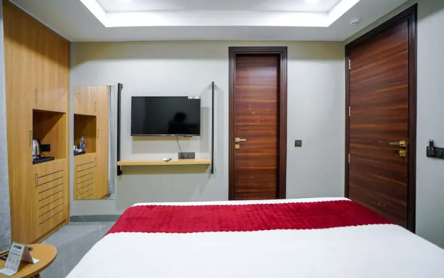 Saltstayz Select - Golf Course Road & Sector 57