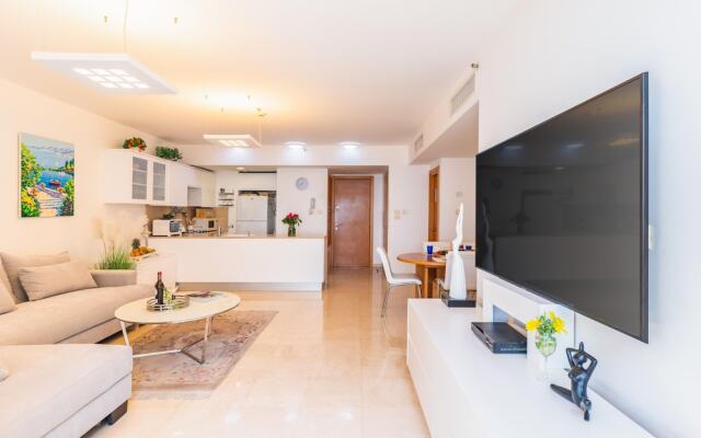 DeluxeApartment with Views of the Marina