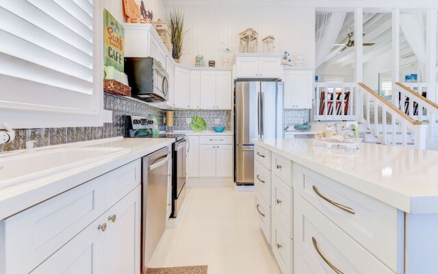 Romantic Beach House by Vtrips
