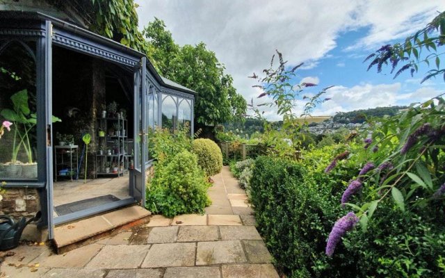 16 Clarence Hill - Iconic Dartmouth House with Enchanting Garden