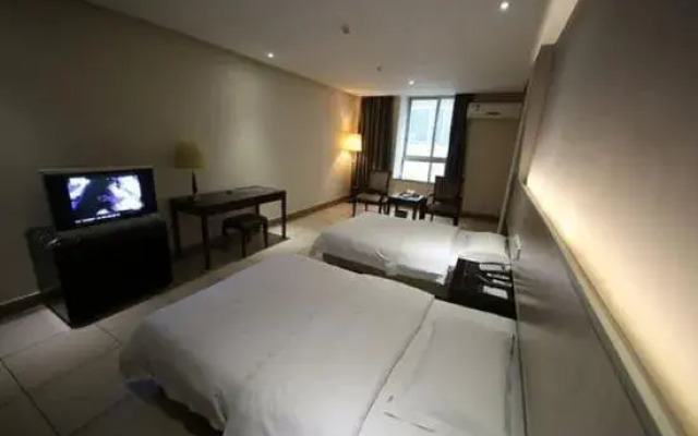 Mingyue Business Hotel(Huaqiang North subway station store)