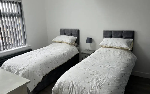 Whole House -sleeps4-parking-garden-bikinghiking