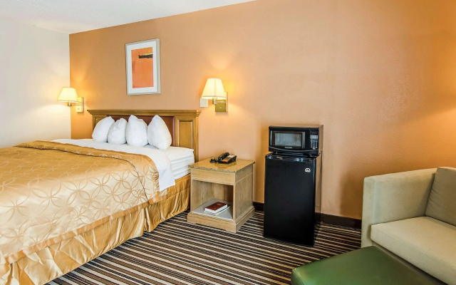 Econo Lodge Inn & Suites Norton