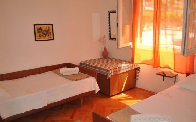 Nice 2-bedroom Private House, 50 m Beach, Sutivan