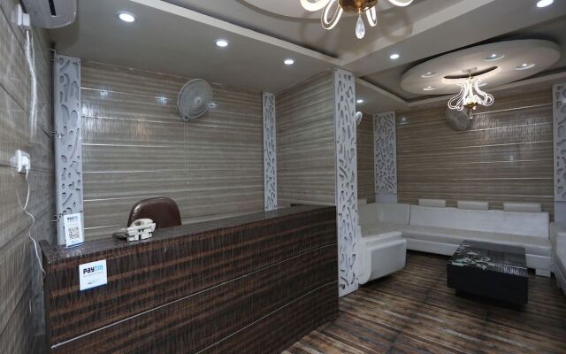 OYO 27725 Hotel Crown Plaza