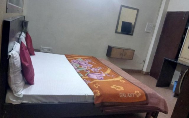 Yash Guest House 01 Minute Walk in Nizamuddin Railway Station