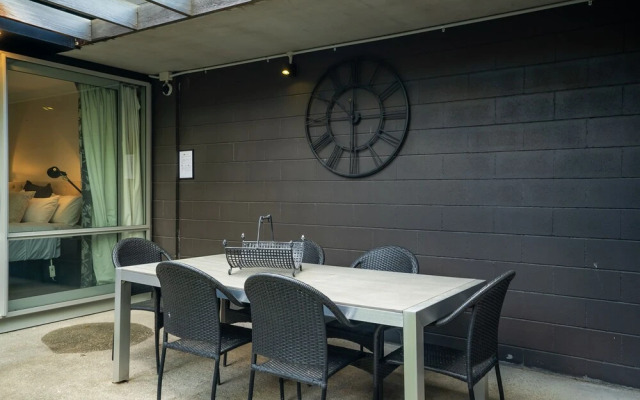 Central Location - Contemporary 2 Bedroom Aptm