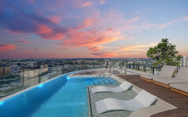 Top Floor Luxury Apartment Rooftop Pool CBD