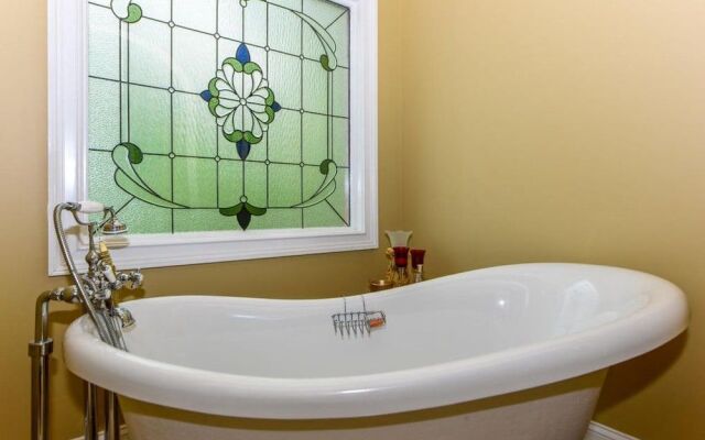 Enchanted Primrose 2 Bedroom Chalet by RedAwning