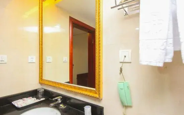 Home Inn & Hua Yi Select Hotel (Jiangyan Railway Station, Jiangyan Avenue, Taizhou)