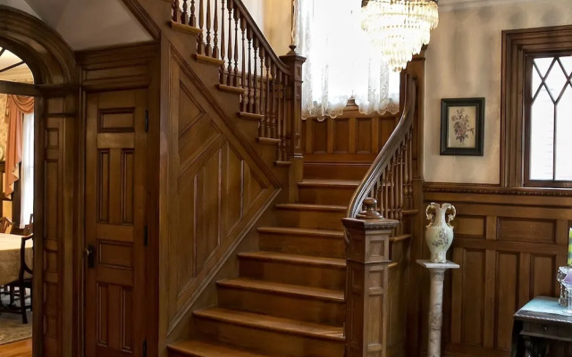 Circular Manor Bed and Breakfast