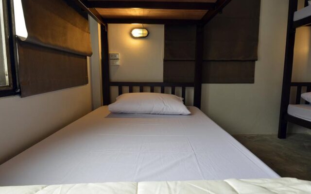 Some Rest Hostel Khao San
