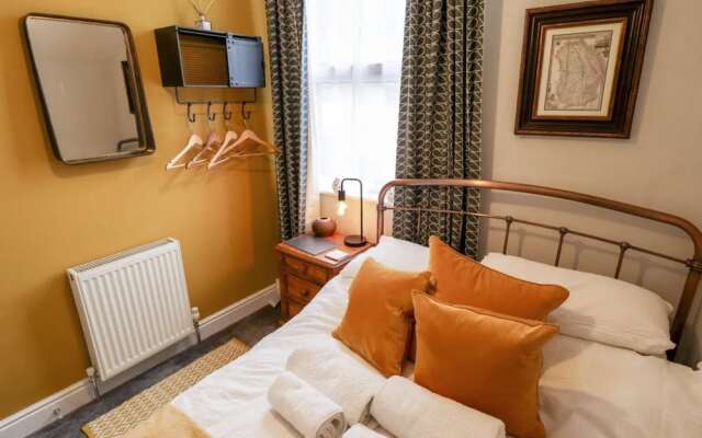 Luxury Lincoln Home - Sleeps 8 - Hot Tub - Pets