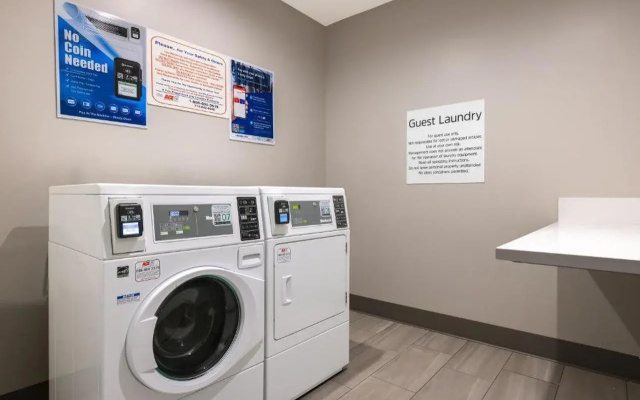 Holiday Inn Express & Suites Hawaiian Gardens