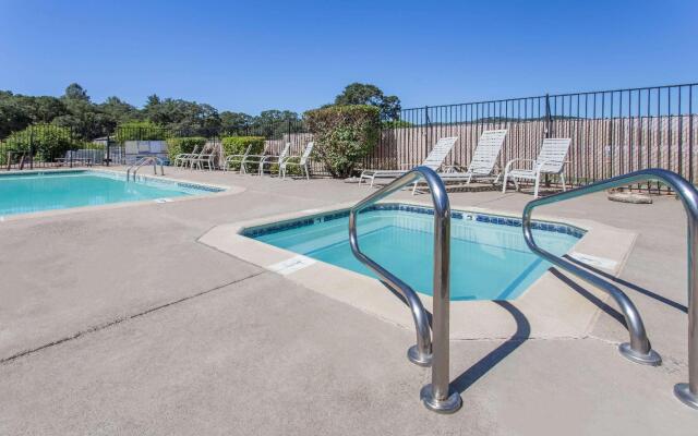 Travelodge by Wyndham Clearlake