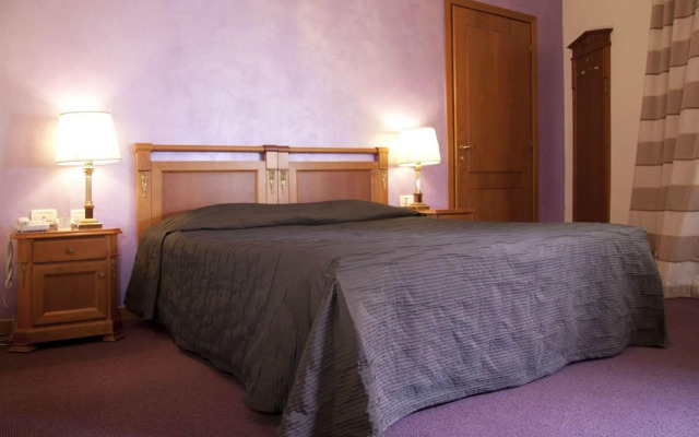 J Maluni City Hotel