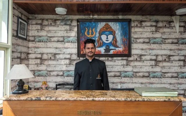 Shining hills by Lawrence Hotels