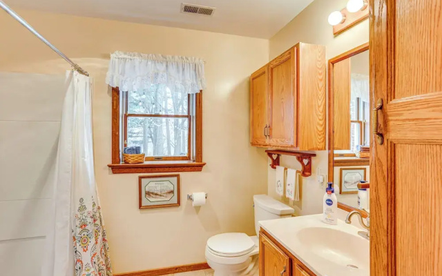 Charming Apartment w/ Yard & Beautiful Gardens!