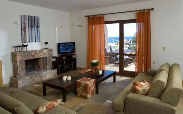 Beautiful 3-bed Sea Front Villa in Agios Nikolaos