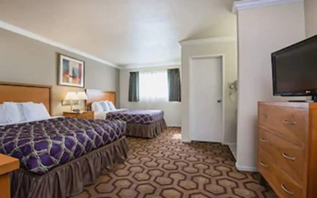SOMA Park Inn – Civic Center