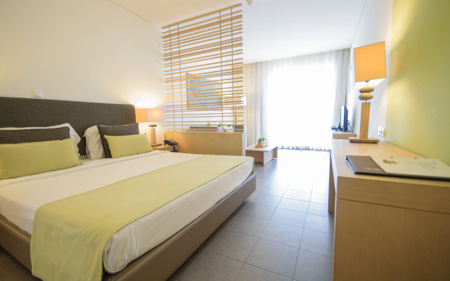 Hotel Oasis Salinas Sea