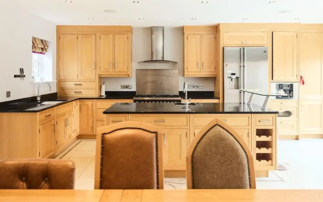 The Bourton-on-the-water Place - Lovely 5bdr House With Parking + Garden
