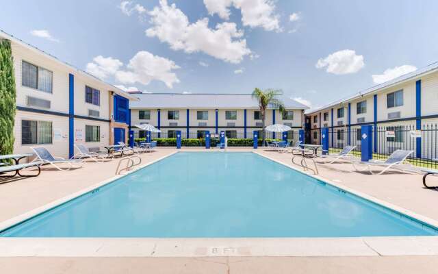 Days Inn & Suites by Wyndham Laredo