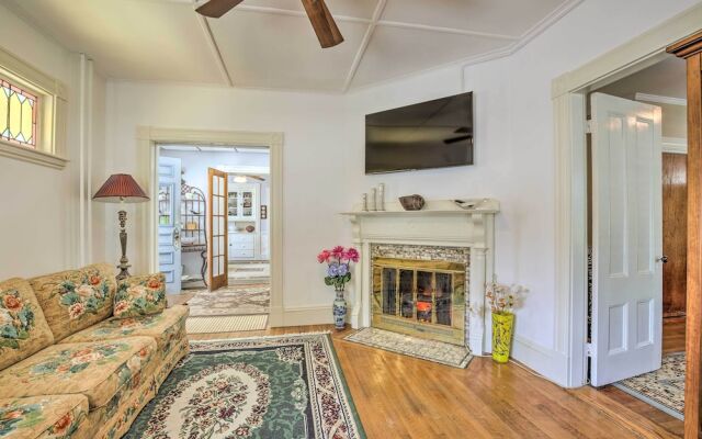 Quaint Beverly Townhome: Walk to Beach & Downtown!