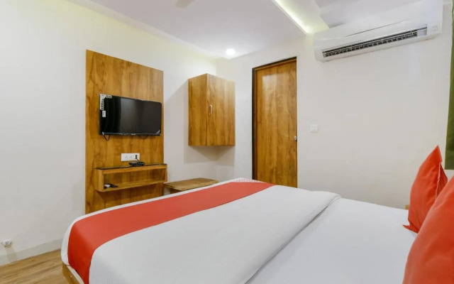 OYO 70998 Hotel Safari Inn