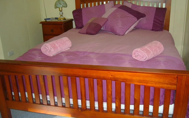 Christmas Creek Cafe & Cabins