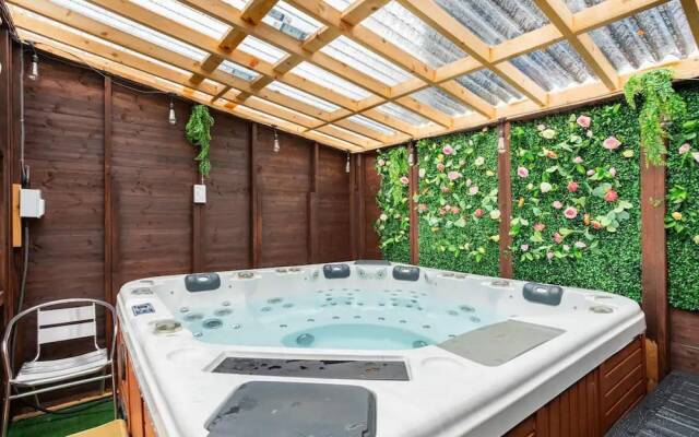 Captivating 2-bed House in Hamilton With Jacuzzi