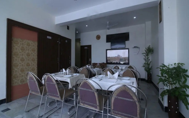 Zaki Hs Near Taj Mahal By OYO Rooms
