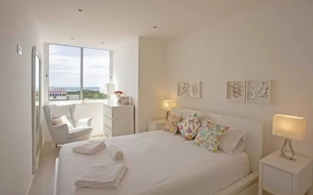 Magnificent 1 Bedroom Apartment With Views Over The Ocean