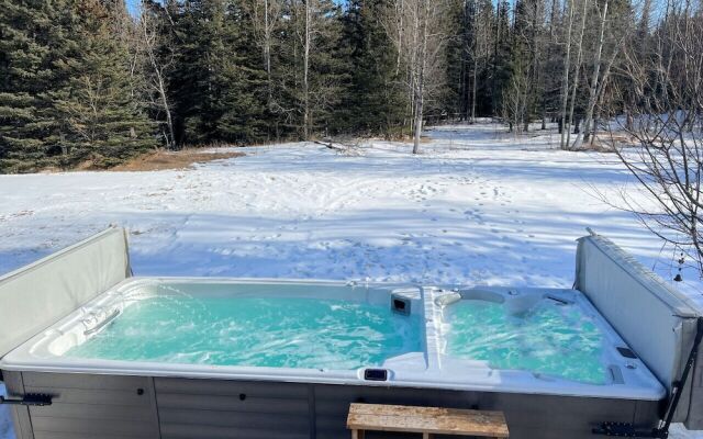 LUXURIOUS 5-Br Acreage | Year-Round Heated Pool & HotTub | Mtn View | Pool Table