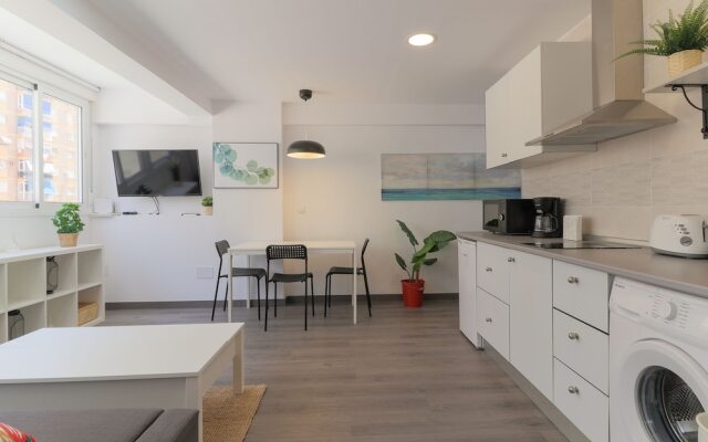 Bright Málaga Beach and Downtown Apartment
