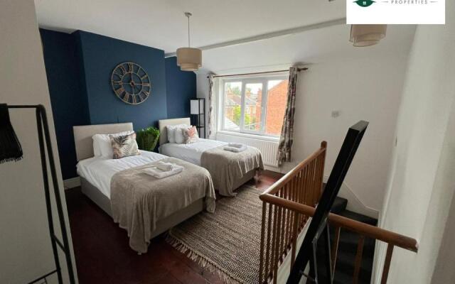 4 Bedroom 3 Bath House By Passionfruitproperties Opposite Coventry City Centre With Free Wi-fi & Garden