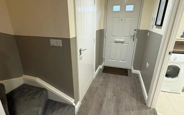 Spacious 3-bed House - Sleeps 8, Garden & Parking