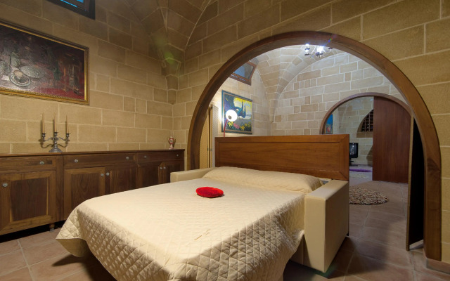 Spacious Villa with Pool and Jacuzzi