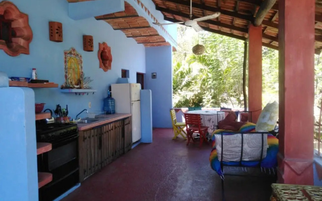 Bohemian Rustic 2-floor Suite, Walk to Plaza/beach