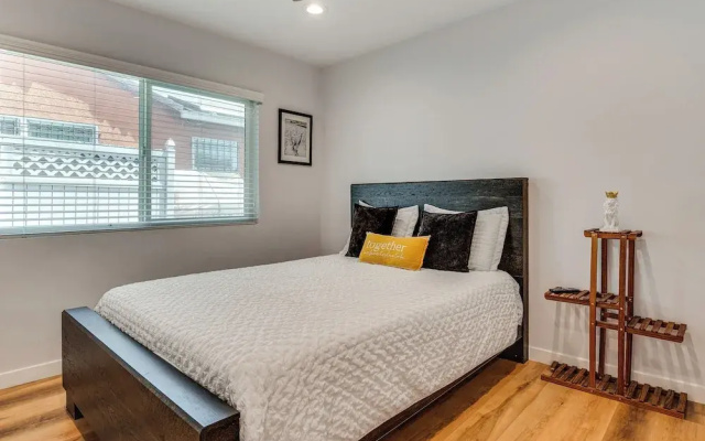 4 Mi to Sofi Stadium, Fenced Yard: Modern Retreat!