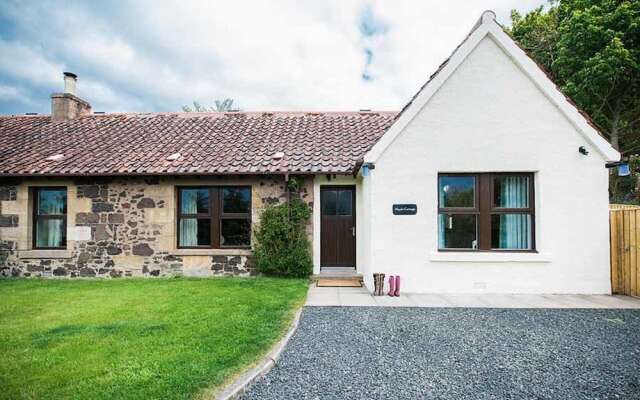 Maple Cottage With Hot Tub Near Cupar, Fife
